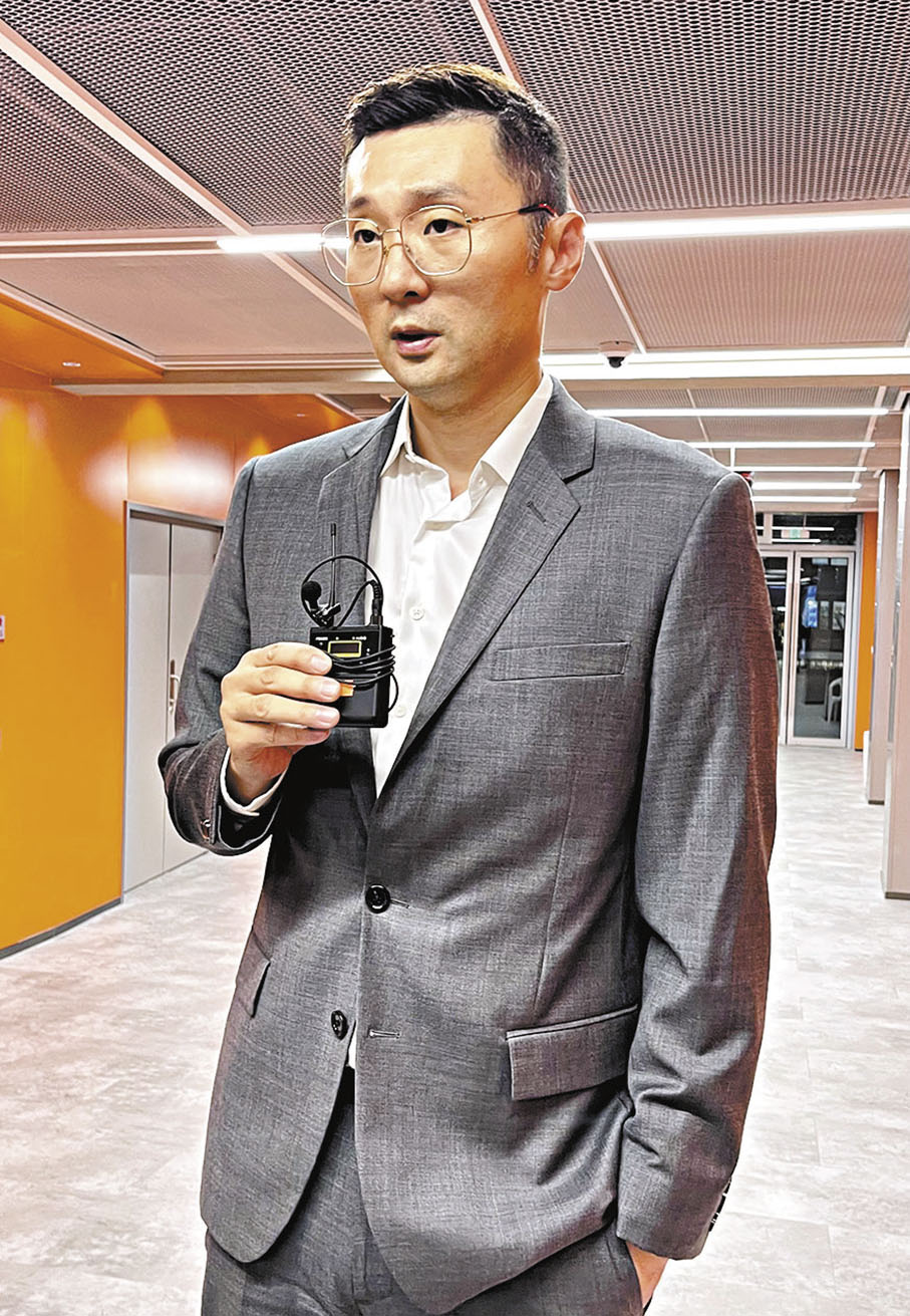 ◆劉煒接受媒體採訪。 香港文匯報記者夏微  攝