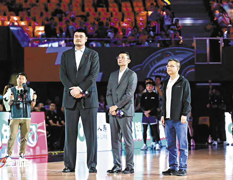 ◆姚明（左）到場見證劉煒（中）球衣退役儀式。 圖片來源：上海久事大鯊魚公眾號