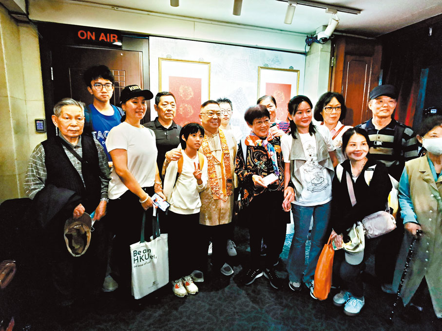 ◆李居明與戲迷合影。