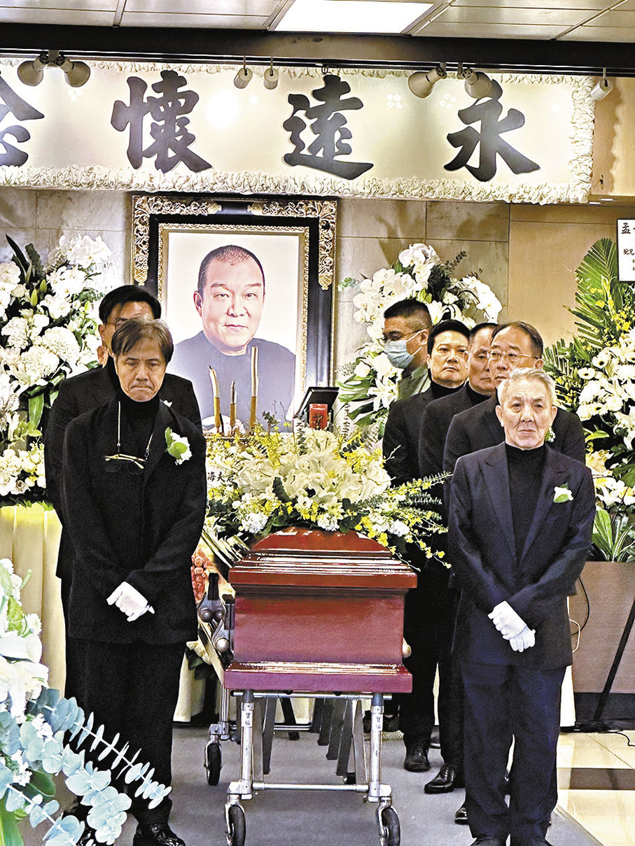 ◆多位圈中人為孟海扶靈。