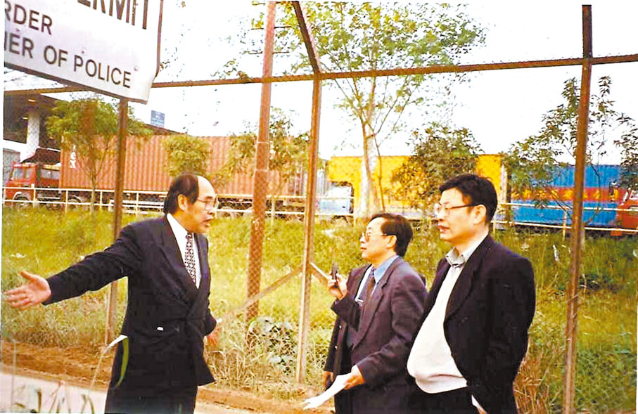 ◆早年，香港著名「皇巴士大王」文伙泰向深圳市政府科技局相關人員介紹禁區管理模式及新界居民訴求。 香港文匯報深圳傳真