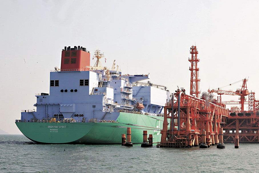 ◆接收站包括全球最大的浮式儲存再氣化裝置船，儲存液化天然氣容量可達263,000立方米，長期停泊在接收站，用於接收、儲存及將液化天然氣再氣化。 香港文匯報記者萬霜靈 攝