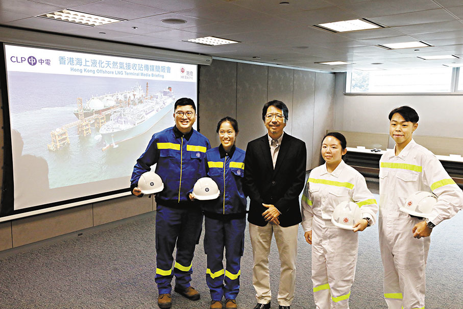 ◆中電和港燈昨日召開記者會，介紹合資興建的海上液化天然氣接收站的興建及運作情況。 香港文匯報記者萬霜靈 攝