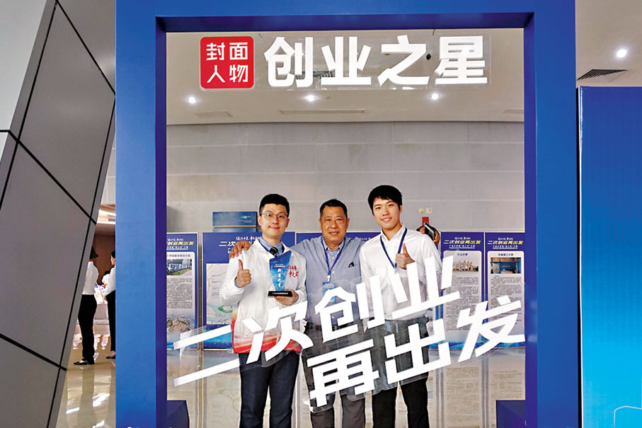 ◆香港學生麥智恒（左）和父親（中）及弟弟。香港文匯報記者盧靜怡  攝