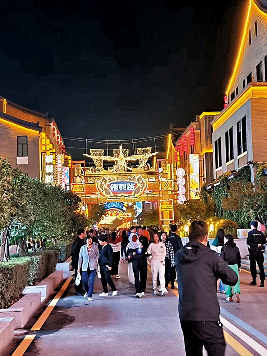 【翎羽路】這條路兩旁聚集了西北、江南及全國各地的特色美食，濃郁的食物香味隨着熱氣四處瀰漫，勾着遊人上前品嘗，咖啡館、茶餐廳、火鍋、烤全羊等應有盡有。