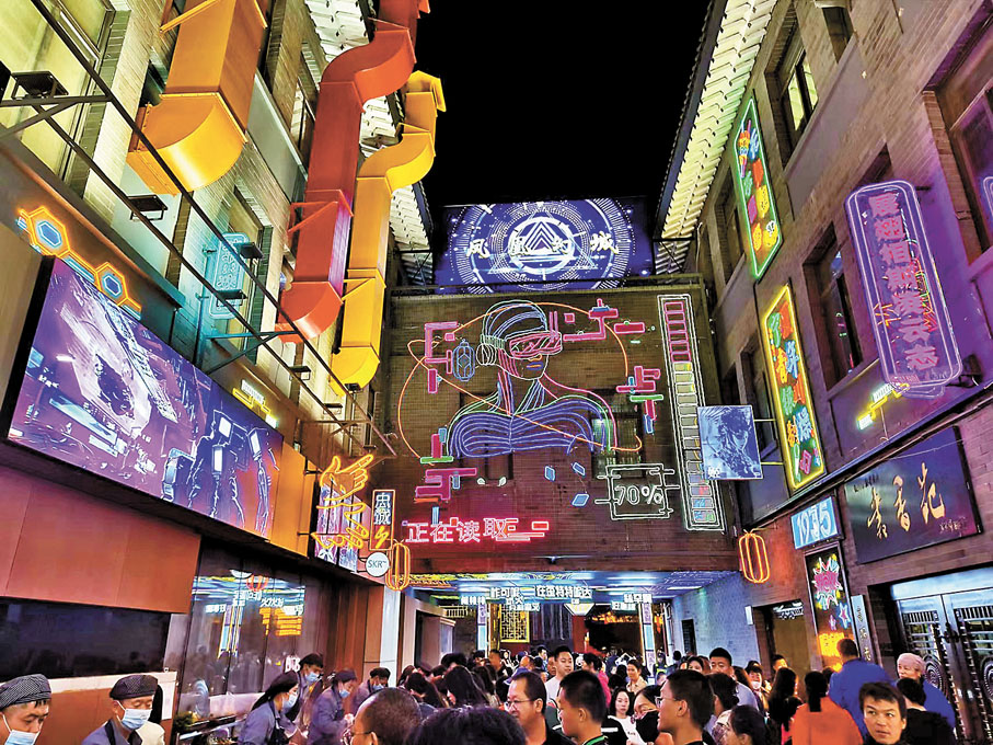 ◆夜晚遊客眾多。