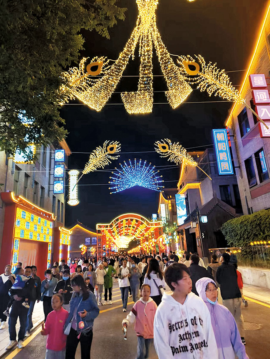 【迎鳳廣場】它由水晶磚和陶板磚打造，牆高7.2米，長83.8米（呼應黃河流經銀川83.8公里）﹔共採用6.64萬塊城牆磚，代表寧夏6.64萬平方公里的總面積﹔城樓的六根立柱象徵着銀川的六個行政區域。