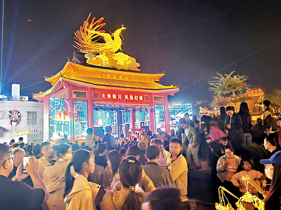 【鳳凰廣場】鳳凰廣場戲台建築上方有一隻動態的巨型鳳凰，這是園區的核心視覺標籤，舞台劇《回到鳳凰城》用普通人的視角、走心的劇情，生動地講述着銀川故事。