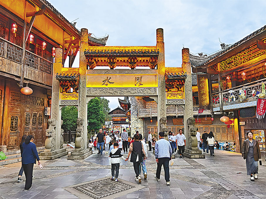 ◆華燈初上的濯水古鎮。 作者供圖