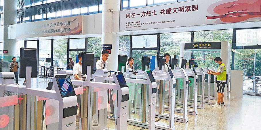 ◆旅客昨午在深圳福田口岸閘機刷碼通關。香港文匯報記者石華 攝