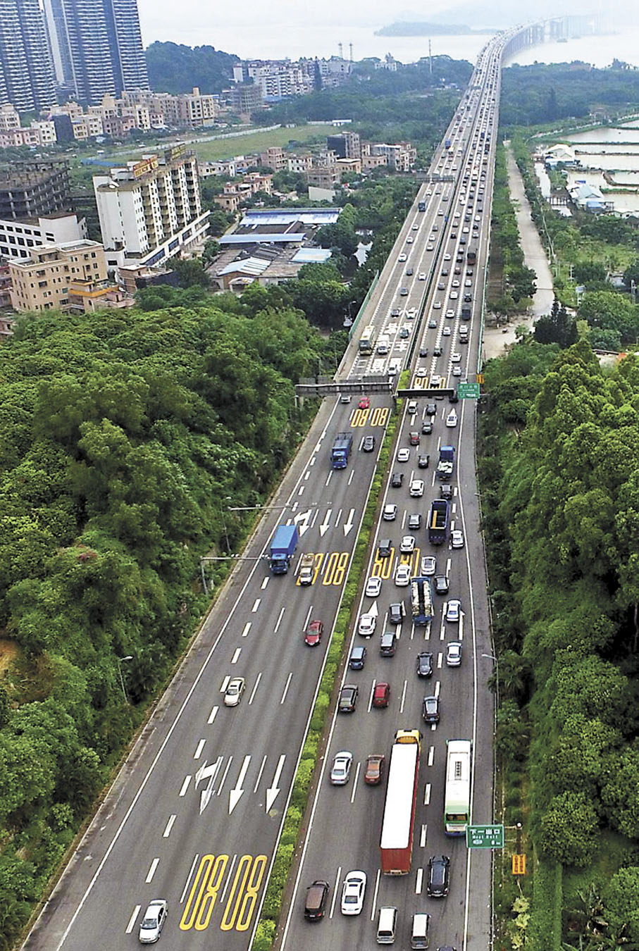 ◆早前廣州市南沙區，高速公路往虎門大橋方向排起的車龍。 新華社