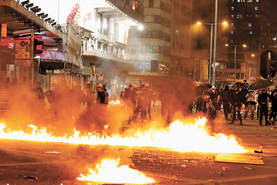 ◆暴徒於2019年11月18日晚上在彌敦道與警方對峙時投擲大量汽油彈，令路面陷入火海。 資料圖片