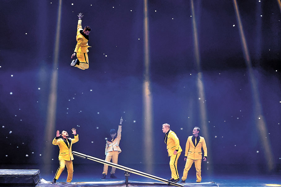 ◆俄羅斯演員在藝術節閉幕式頒獎晚會上表演節目。