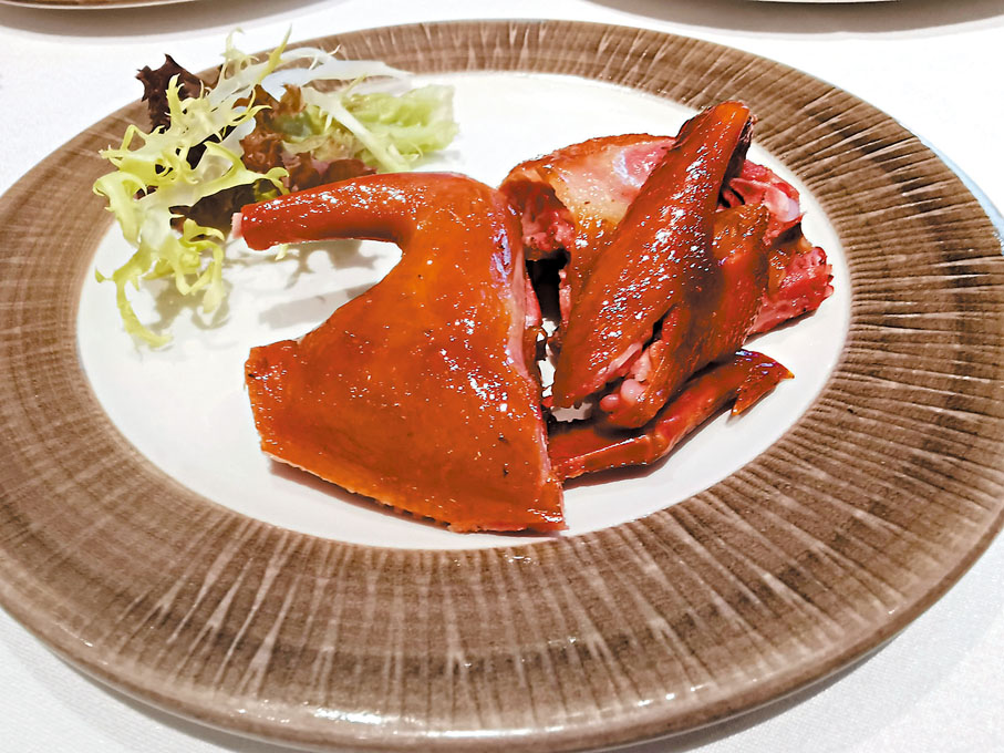 ◆煙燻鴿比炸乳鴿高一層次，煙燻後鴿呈微微紅色。