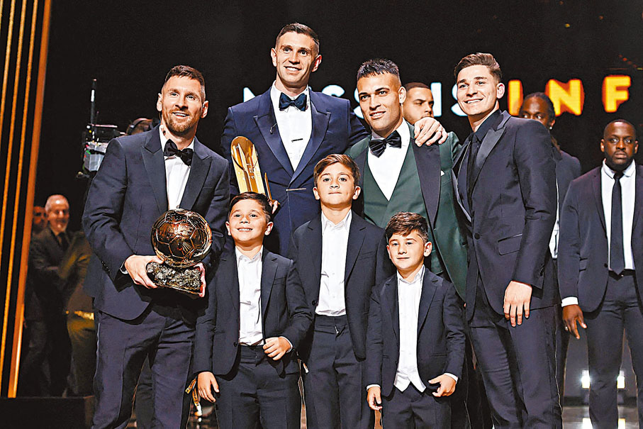 ◆美斯(左)與三名兒子，以及達米安馬天尼斯(左二)等阿根廷隊友合照。  法新社