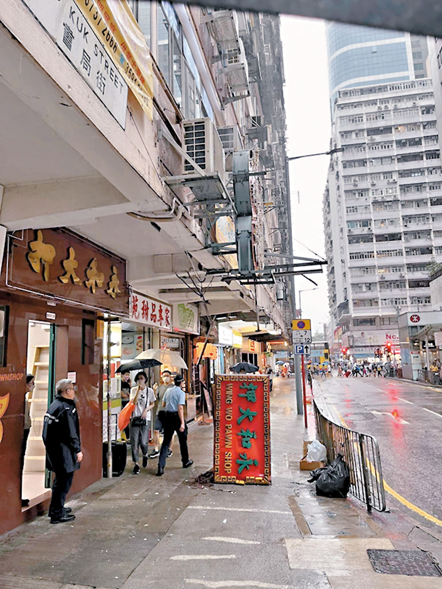 ◆香港今年發生多宗外牆石屎剝落從高處墜下和塌招牌等事故，危及途人安全。 資料圖片