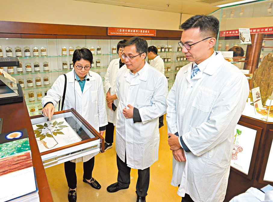 ◆黃璐琦教授（中）及其率領的代表團參觀政府中藥檢測中心。