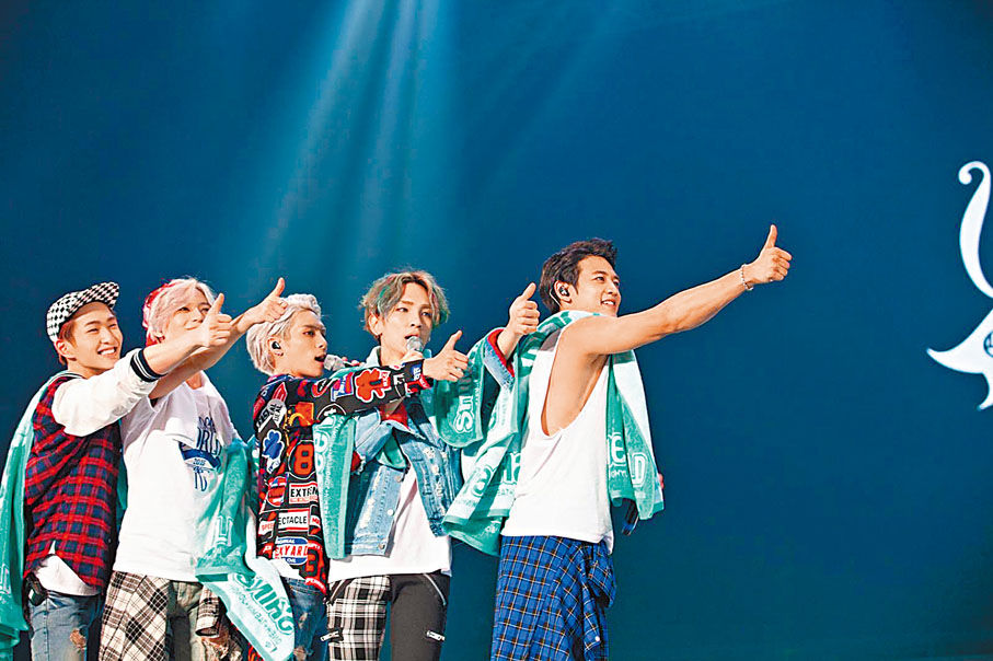 ◆（左起）溫流、泰民、鐘鉉、Key、珉豪2015年演唱會。