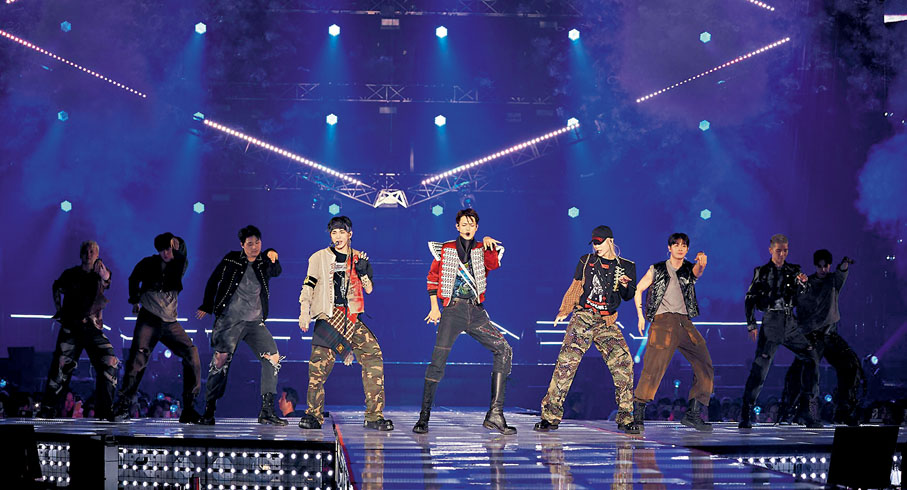 ◆（左起）Key、珉豪、泰民最新演唱會現場。