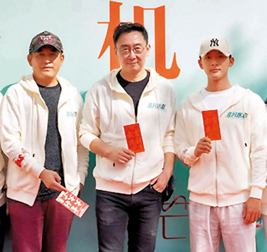 ◆《非凡醫者》是導演陸川(中)首部執導的電視劇。