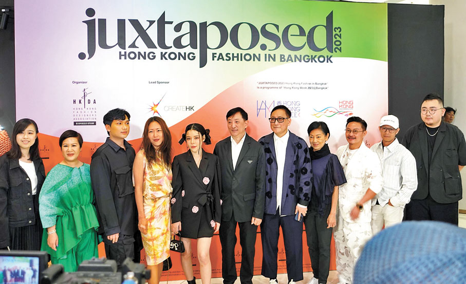 ◆策展人張潔雯（左二）與香港及泰國設計師在曼谷時裝展合影。