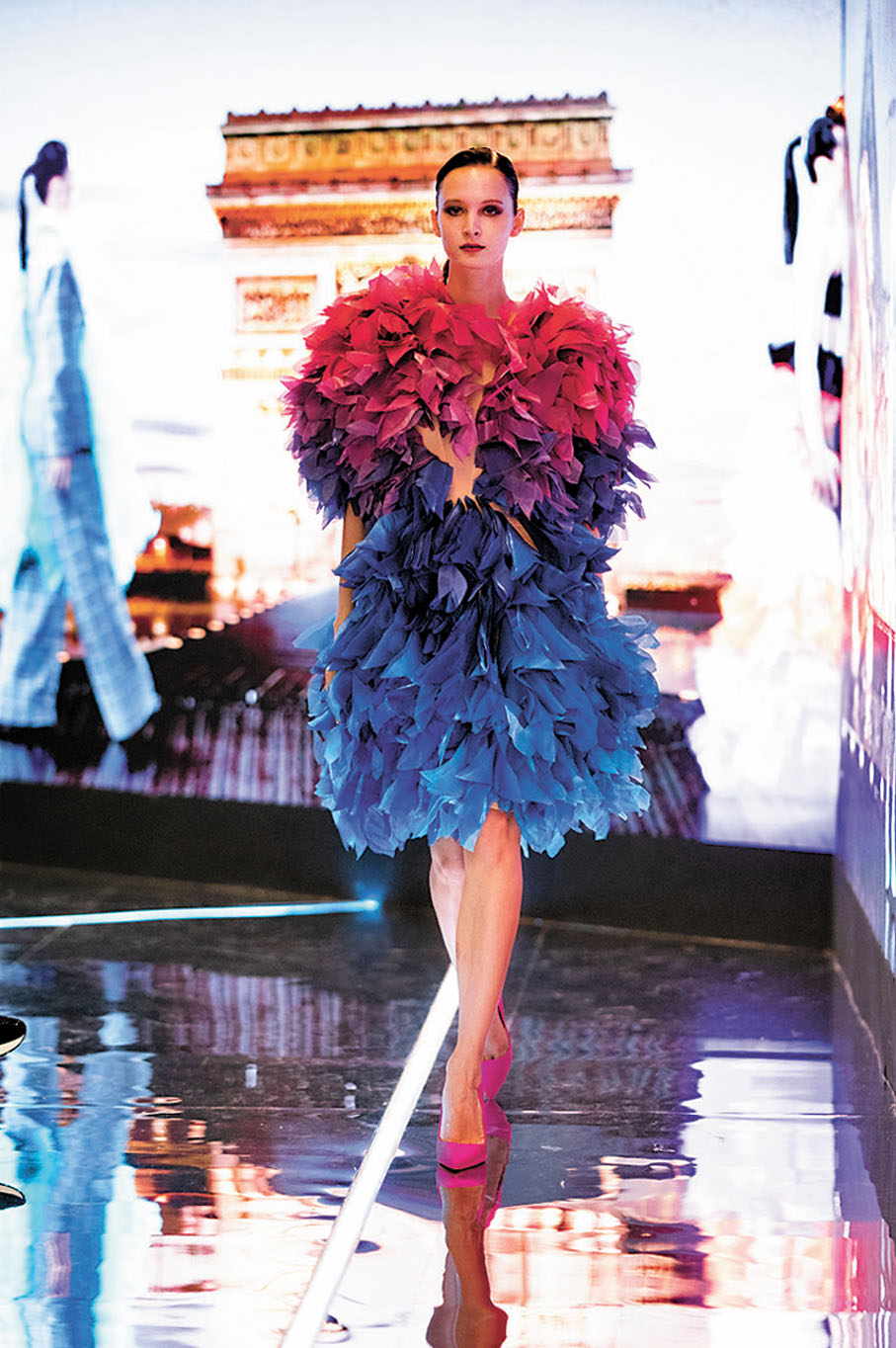 ◆Jasmine以舞台燈光為靈感設計的衣服。