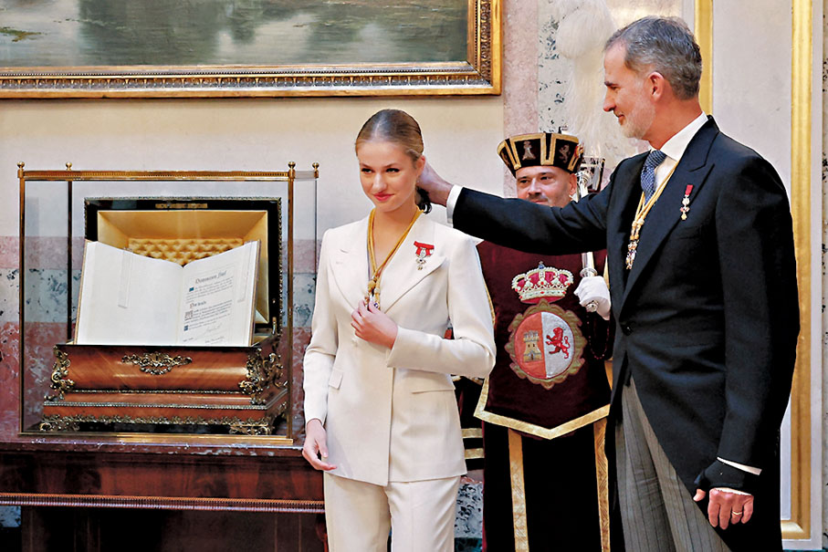 ◆萊昂諾爾公主（左）在父親、國王費利佩六世陪伴下進行宣誓。 法新社