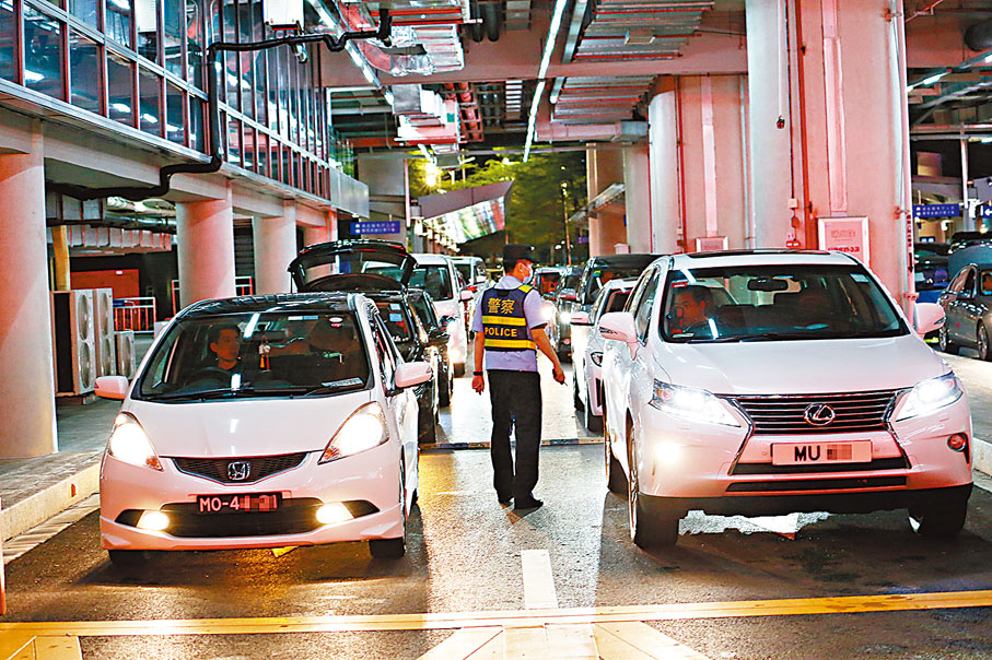 ◆港澳單牌車在港珠澳大橋珠海口岸經邊檢部門驗放。 香港文匯報珠海傳真
