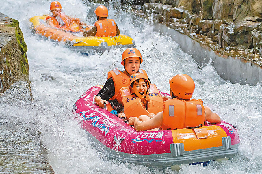 ◆位於粵北的古龍峽景區近4個月迎來大批港澳居民遊玩打卡。圖為香港居民暑期北上漂流。網上圖片