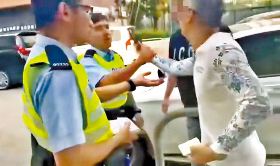 ◆另一名男子不斷將手伸向警員及以粗言辱罵警員。網上片段截圖