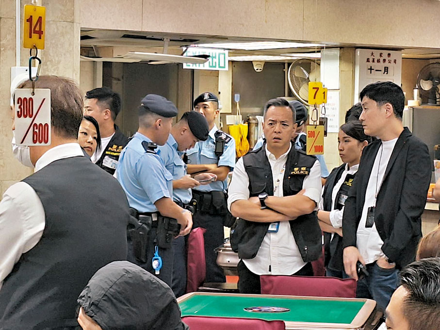◆警務處副處長（行動）周一鳴督師巡查元朗區相關罪案黑點。警方圖片