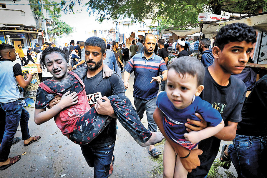 ◆以軍襲擊布賴吉難民營，平民慌忙走避。法新社