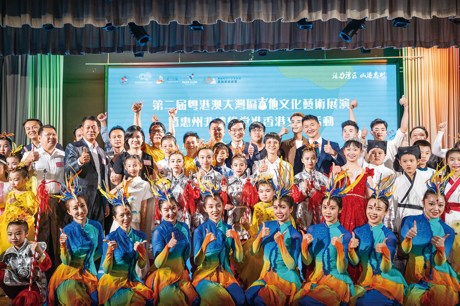 ◆ 主禮嘉賓與演出學生於活動上合照留念。