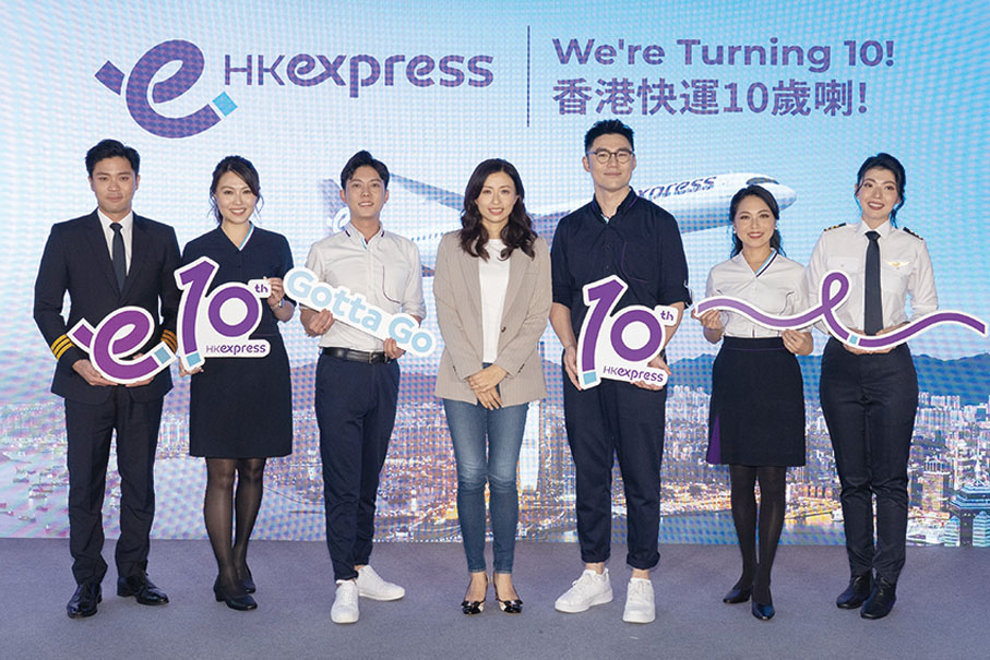 ◆ 毛潔瓊(中)與機艙服務員及機師在香港快運十周年記者會上合照。