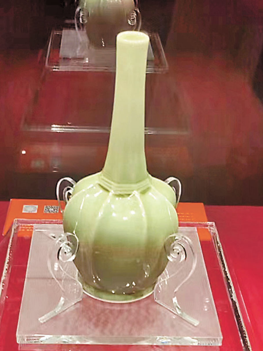 ◆法門寺博物館藏八稜淨水秘色瓷瓶