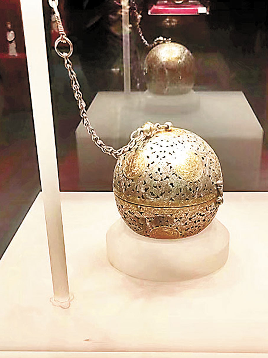 ◆法門寺博物館藏鎏金雙蛾團花紋銀香囊