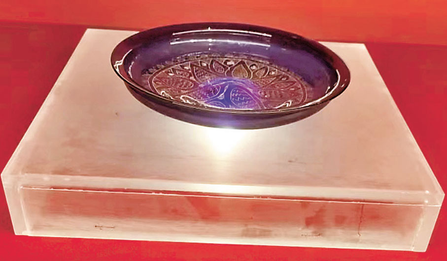 ◆法門寺博物館藏八瓣團花紋藍色琉璃盤