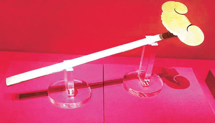 ◆法門寺博物館藏鎏金坐佛紋雲頭銀如意