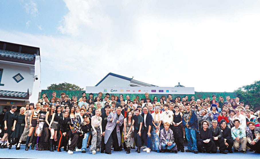 ◆叱咤記招上，近百歌手齊影大合照。