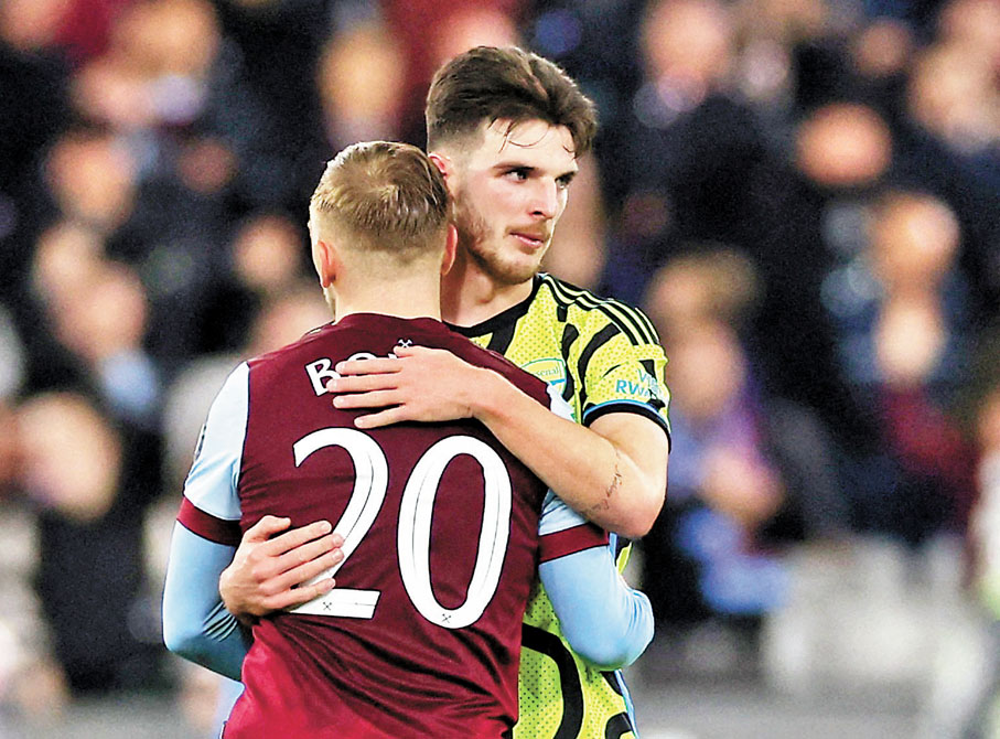 ◆迪格蘭賴斯(右)與舊隊友查洛保雲擁抱。 路透社