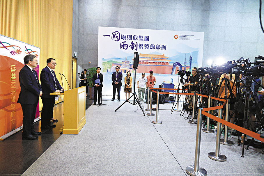 ◆ 特區政府設立「地區治理領導委員會」，確保地區治理架構下各板塊的政策措施相互協調、配合。圖為「地區治理領導委員會」早前舉行第一次會議，會後陳國基等會見傳媒。 資料圖片