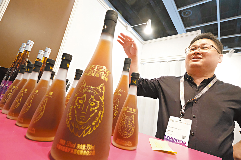 ◆吳先生介紹國產葡萄酒「慕薩萊思」。