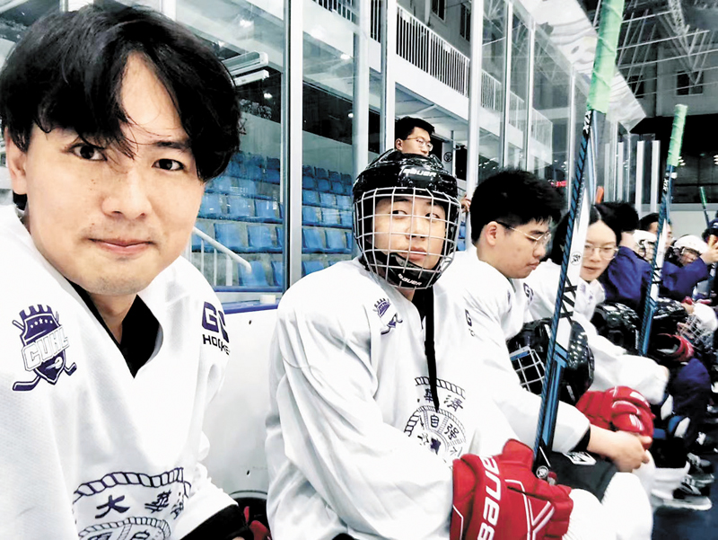 ◆陳貴和（左一）在北京和朋友們一起玩冰球。    香港文匯報深圳傳真