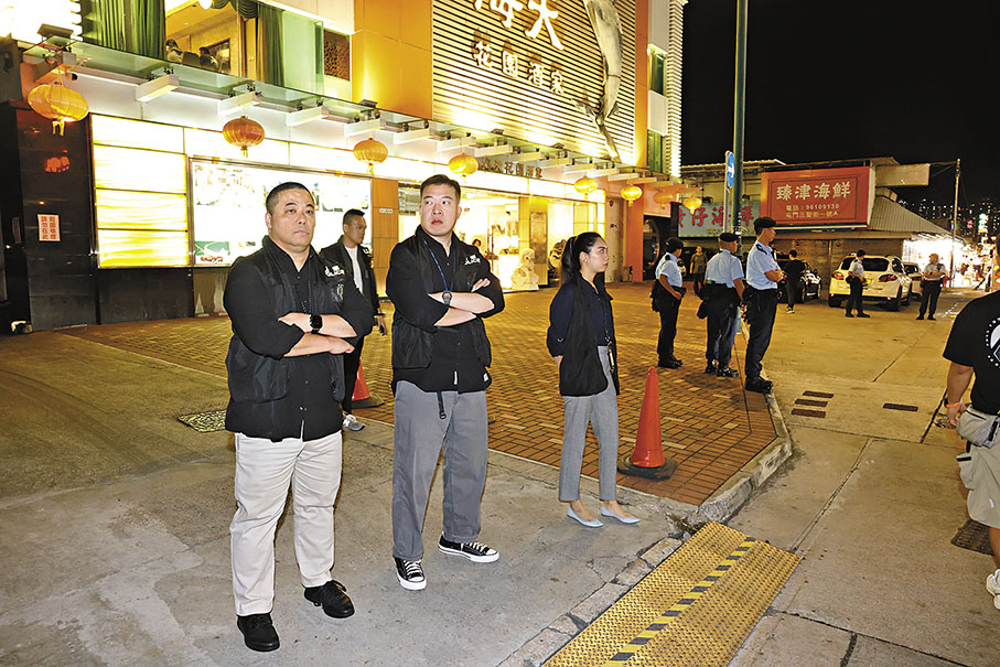 ◆屯門警區刑事部人員昨晚在三聖邨一帶巡查。　 圖：香港文匯報 記者 鄺福強  攝