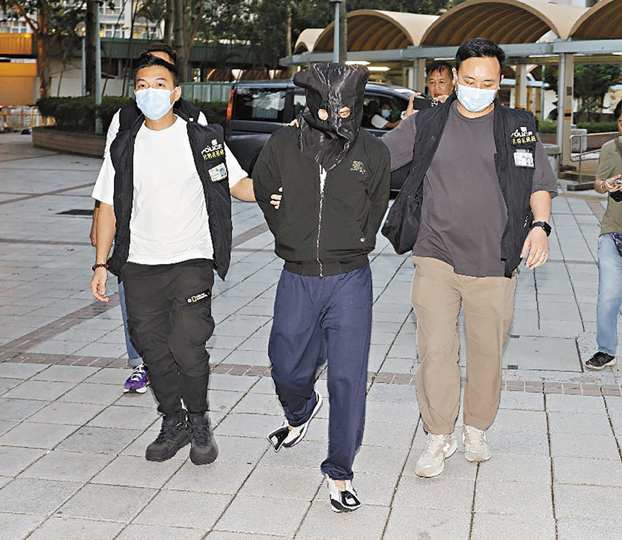 ◆警方將其中一名涉辱罵警員被捕男子押返其寓所進行搜查。