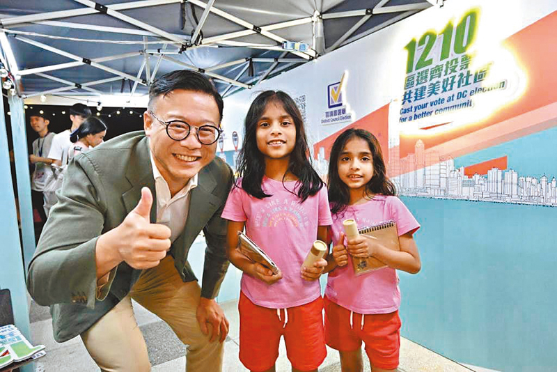 ◆張國鈞到卑路乍灣海濱長廊現身「區選夜繽紛」檔位。 Fb圖片