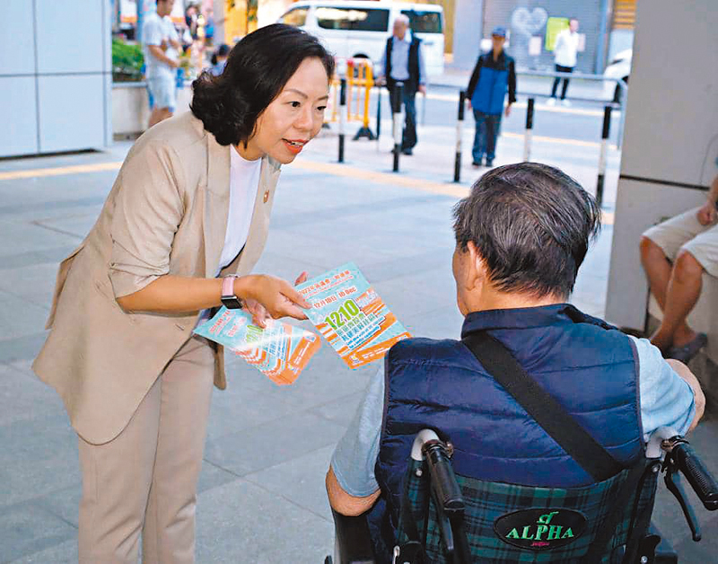 ◆麥美娟到柴灣體育館流動遊戲攤位，落手落腳幫手派傳單。 Fb圖片