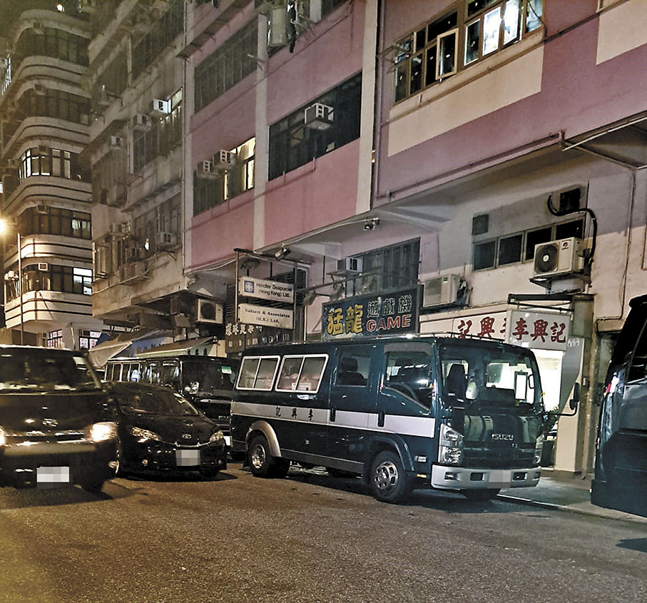 ◆每晚入夜後，紅磡曲街及老龍坑街一帶便泊滿違泊靈車。