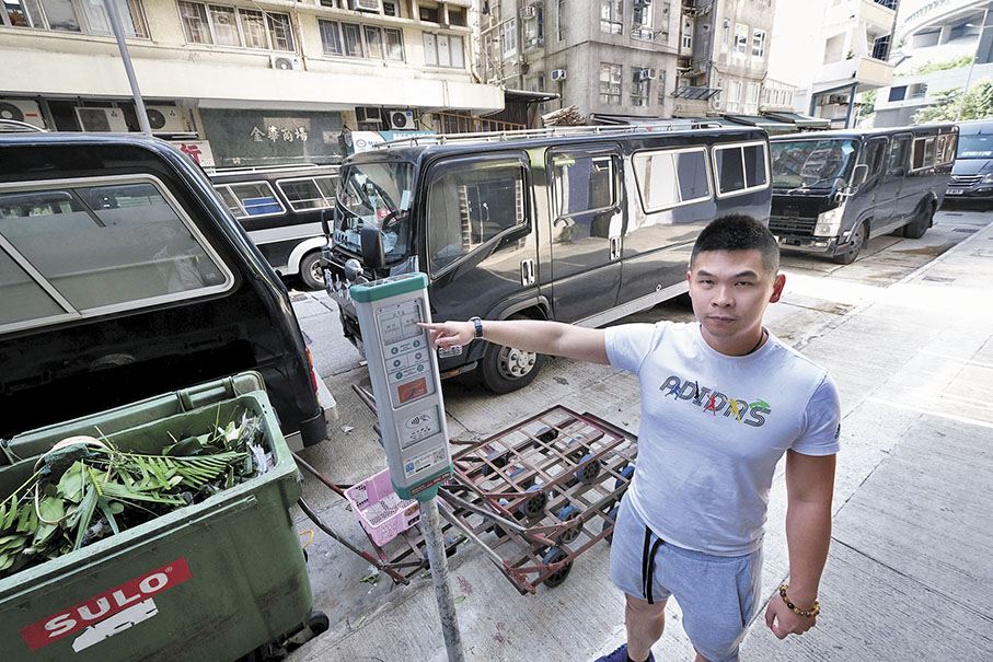 ◆裕祥殯儀創辦人陳檵垣慨嘆區內泊位一位難求，多架靈車被迫違泊。 香港文匯報記者涂穴  攝