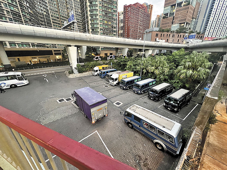 ◆可供靈車停泊的公共停車場，傍晚前才有數架靈車成功霸到泊位。 香港文匯報記者廣濟  攝